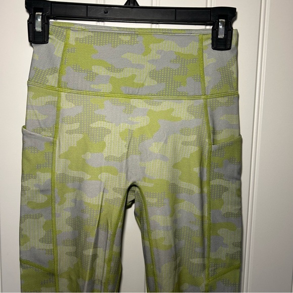 NWT Fabletics Grey Pin Dot Camo Motion365 High-Waisted 7/8 Leggings Size XS - Picture 2 of 11